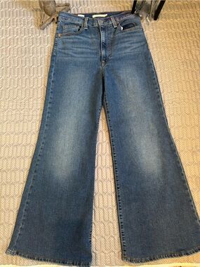 Levi's Women's Medium Blue Wide-Leg Flare Jeans